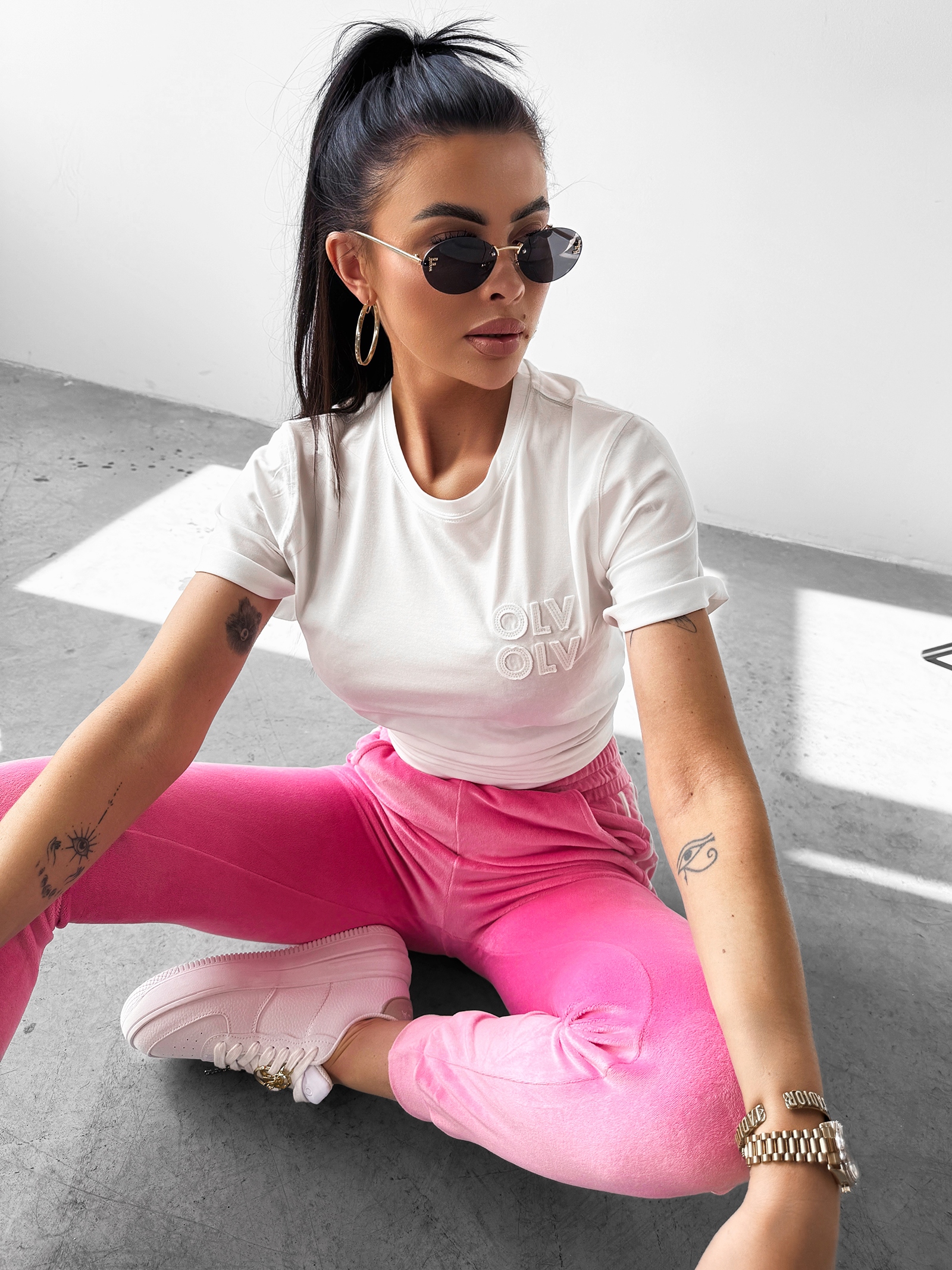 T-shirt z naszywką SOFT ROSE OLAVOGA ecru