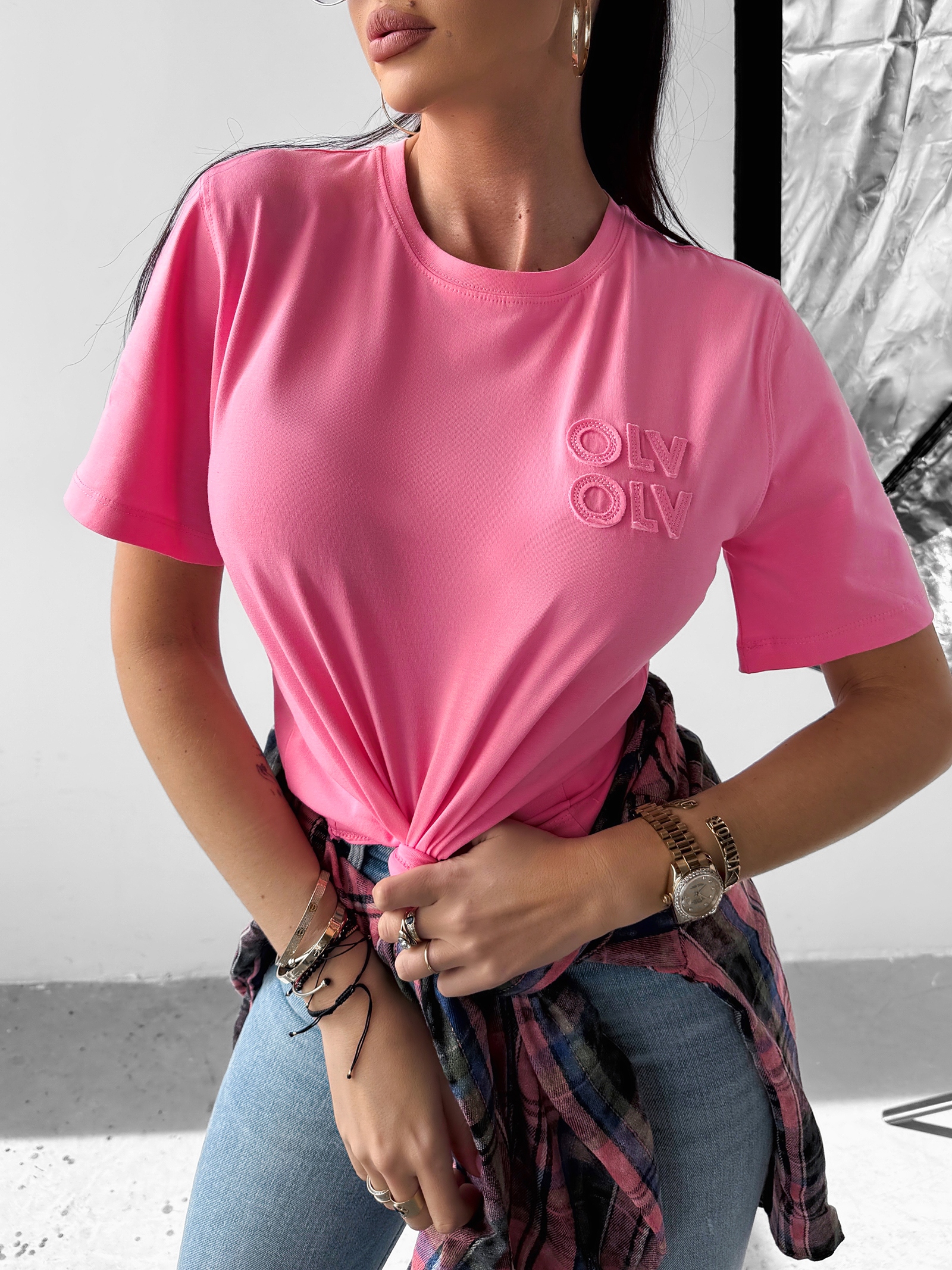 T-shirt z naszywką SOFT ROSE OLAVOGA różowy
