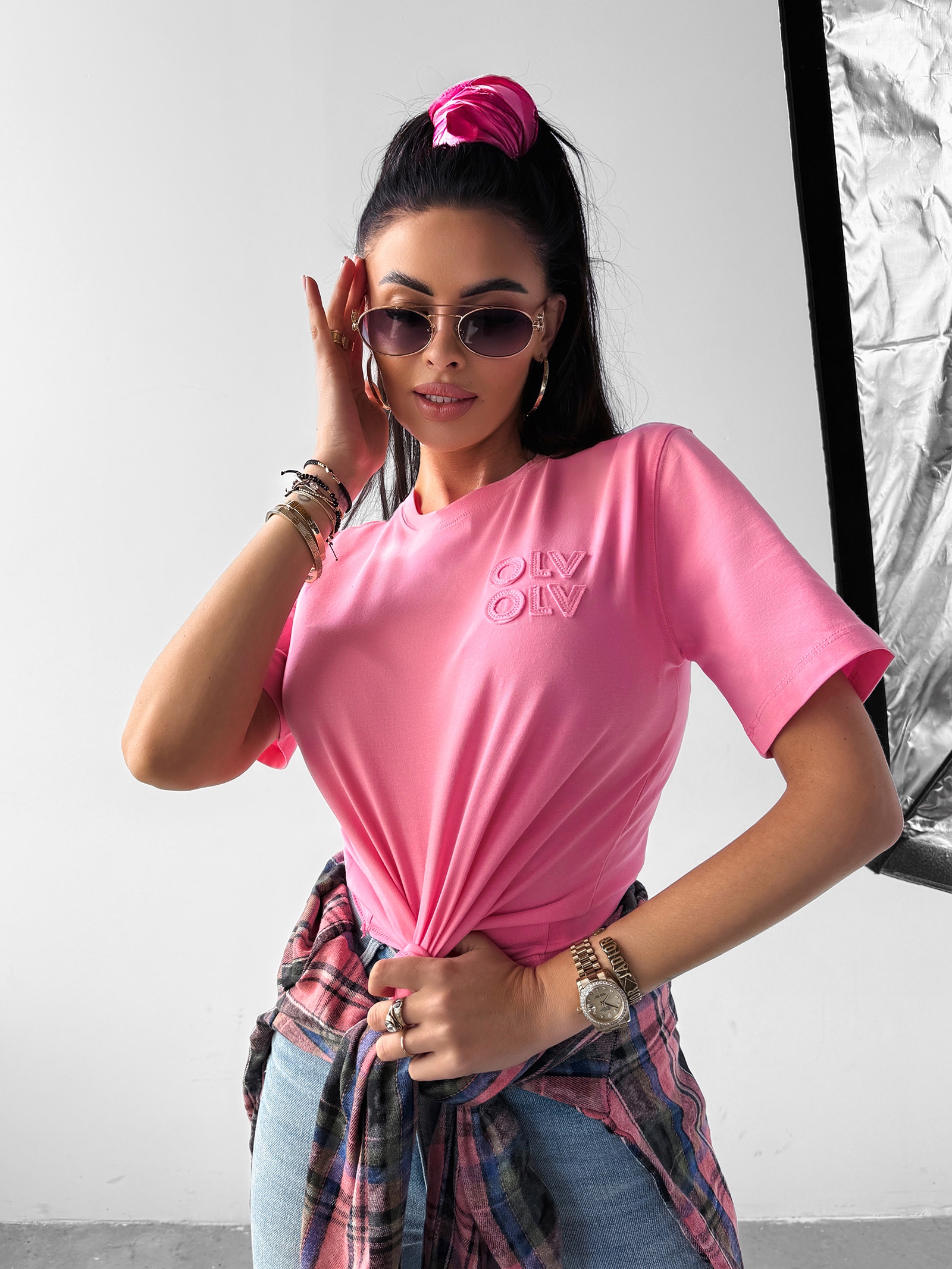 T-shirt z naszywką SOFT ROSE OLAVOGA różowy