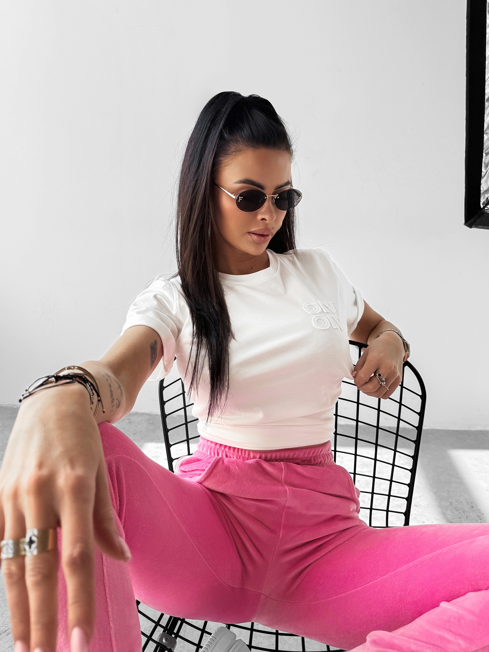 T-shirt z naszywką SOFT ROSE OLAVOGA ecru T-shirt z naszywką SOFT ROSE OLAVOGA ecru