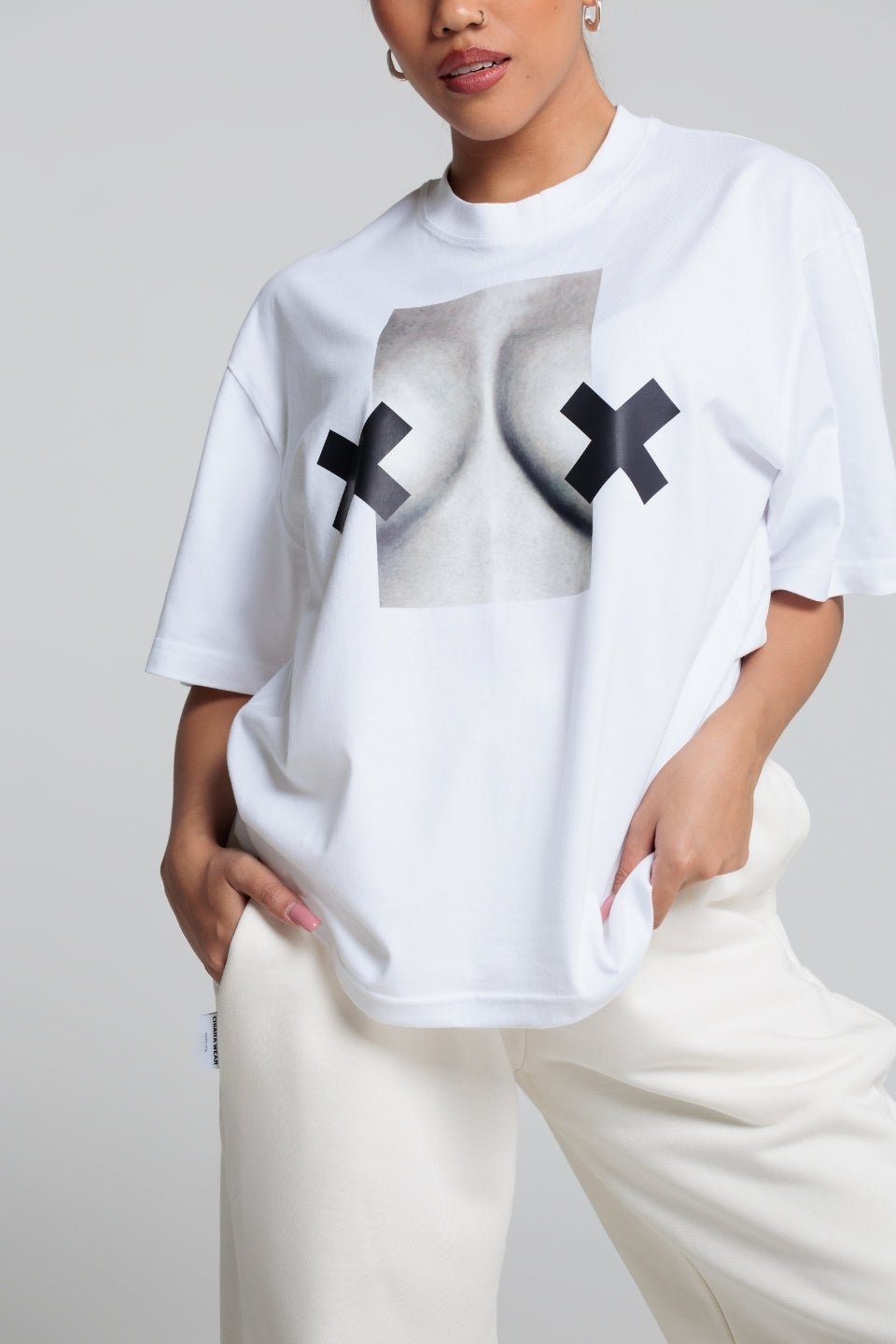 T-shirt bawełniany CHIARA BOOBIES biały