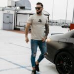 T-shirt męski z kultową grafiką GRAFFITI GROOVE OLAVOGA beżowy