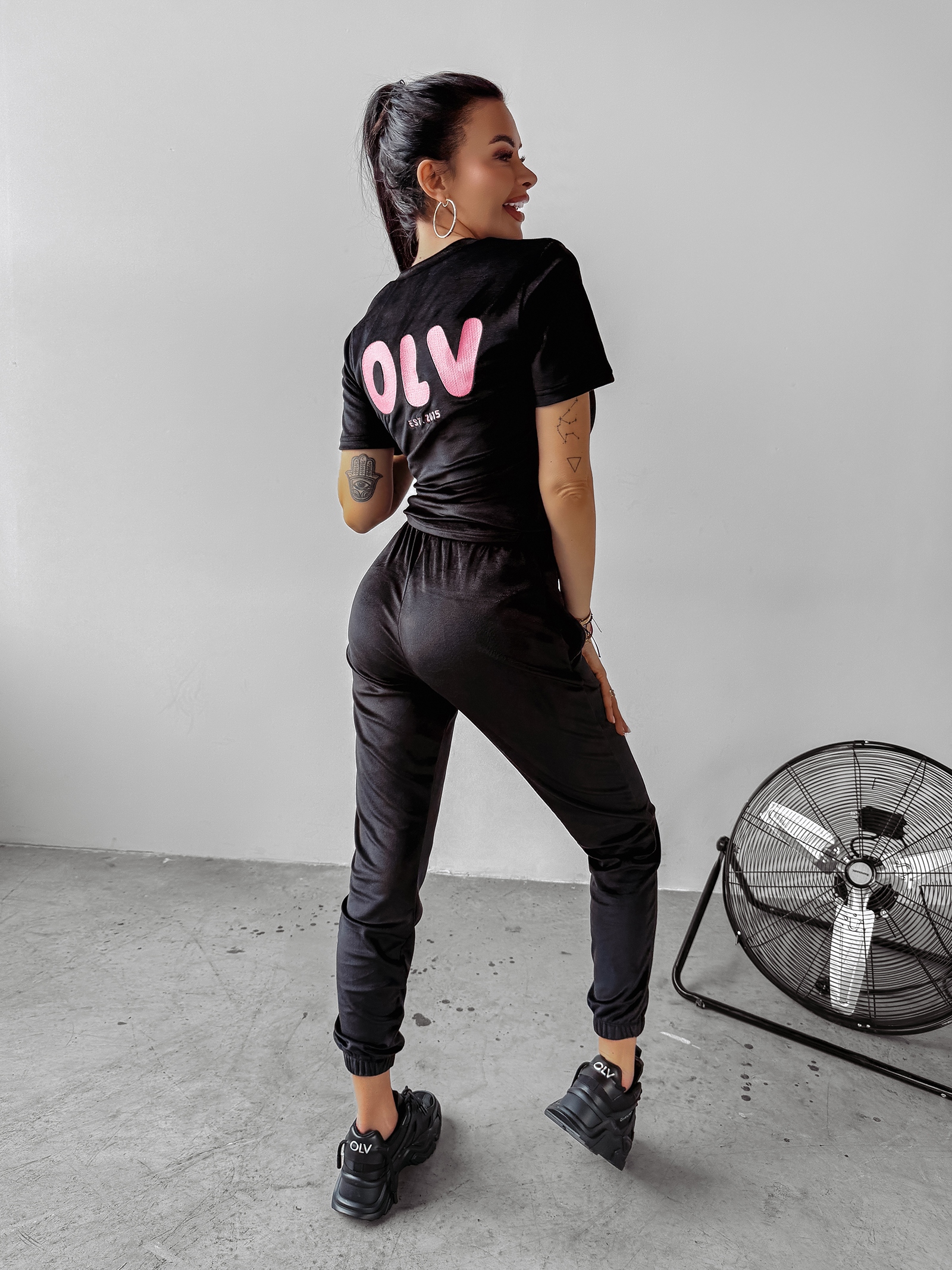 Komplet welurowy GET OVER OLAVOGA czarny