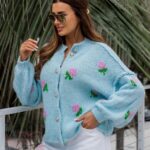 Sweterek w kwiaty Posano niebieski