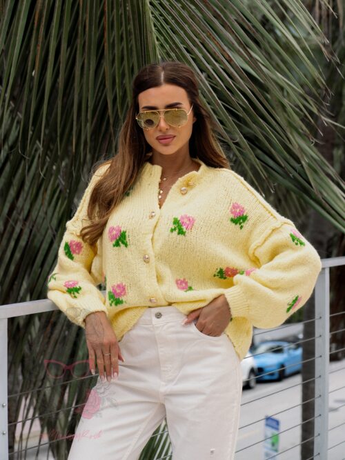 Sweterek w kwiaty Posano żółty