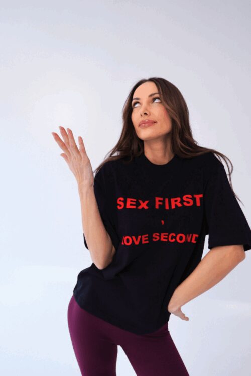 T-shirt z nadrukiem CHIARA SEX FIRST czarny