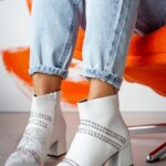 Botki na słupku Stock Rock białe