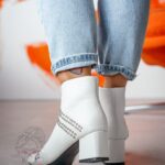 Botki na słupku Stock Rock białe