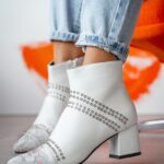 Botki na słupku Stock Rock białe