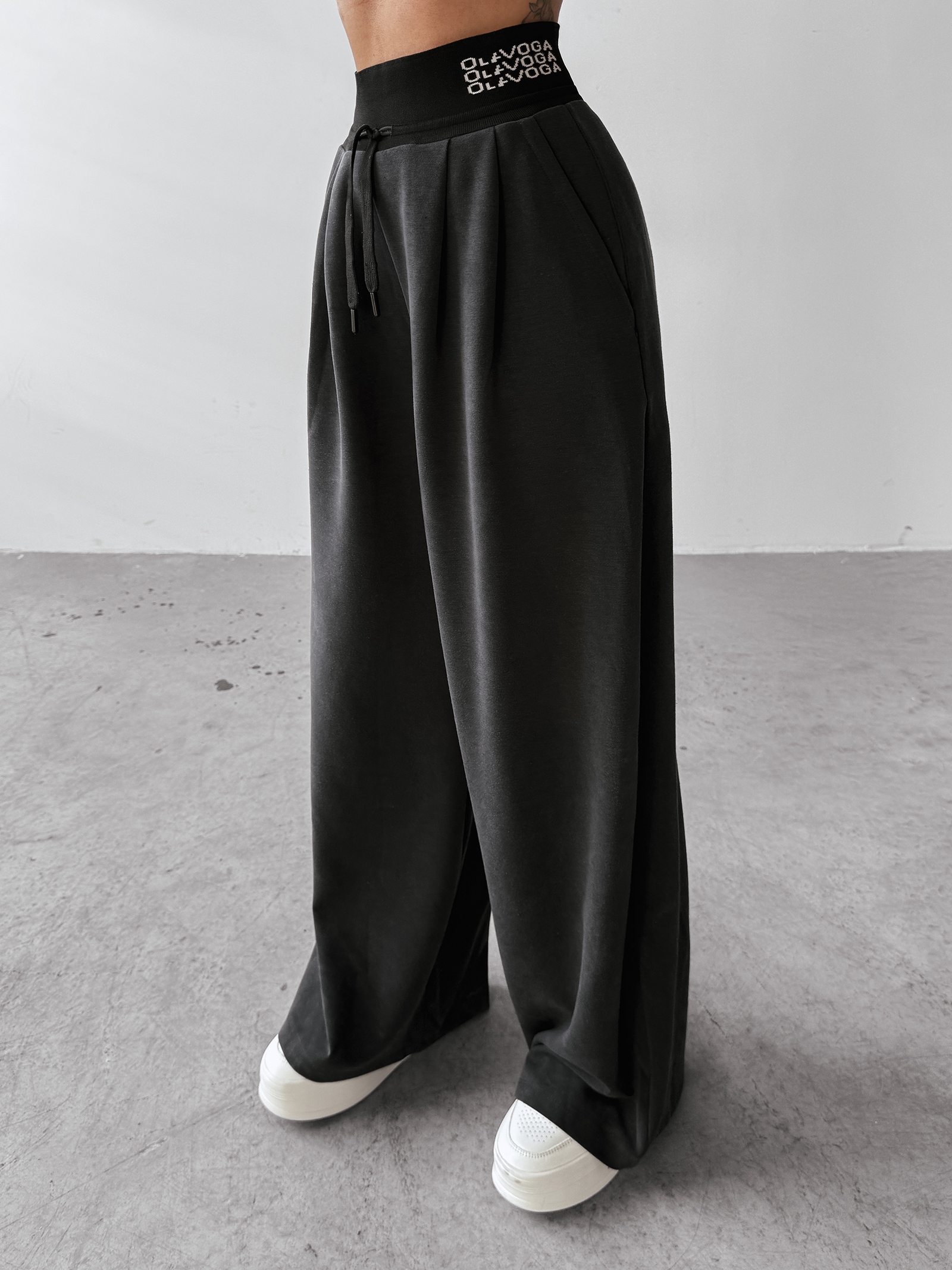 Spodnie z wysokim stanem XAUS OLAVOGA czarne