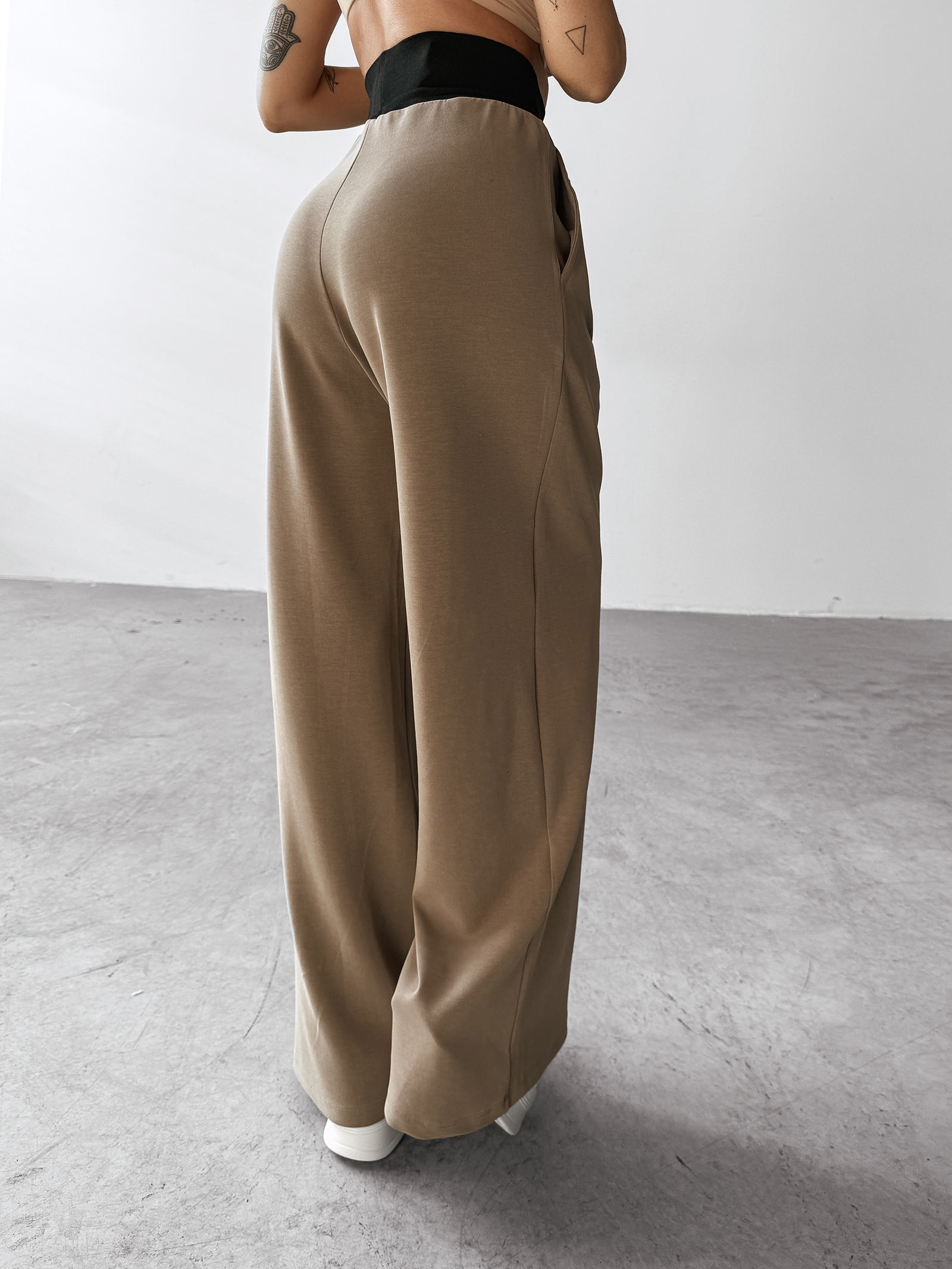 Spodnie z wysokim stanem XAUS OLAVOGA beżowe Spodnie z wysokim stanem XAUS OLAVOGA beżowe