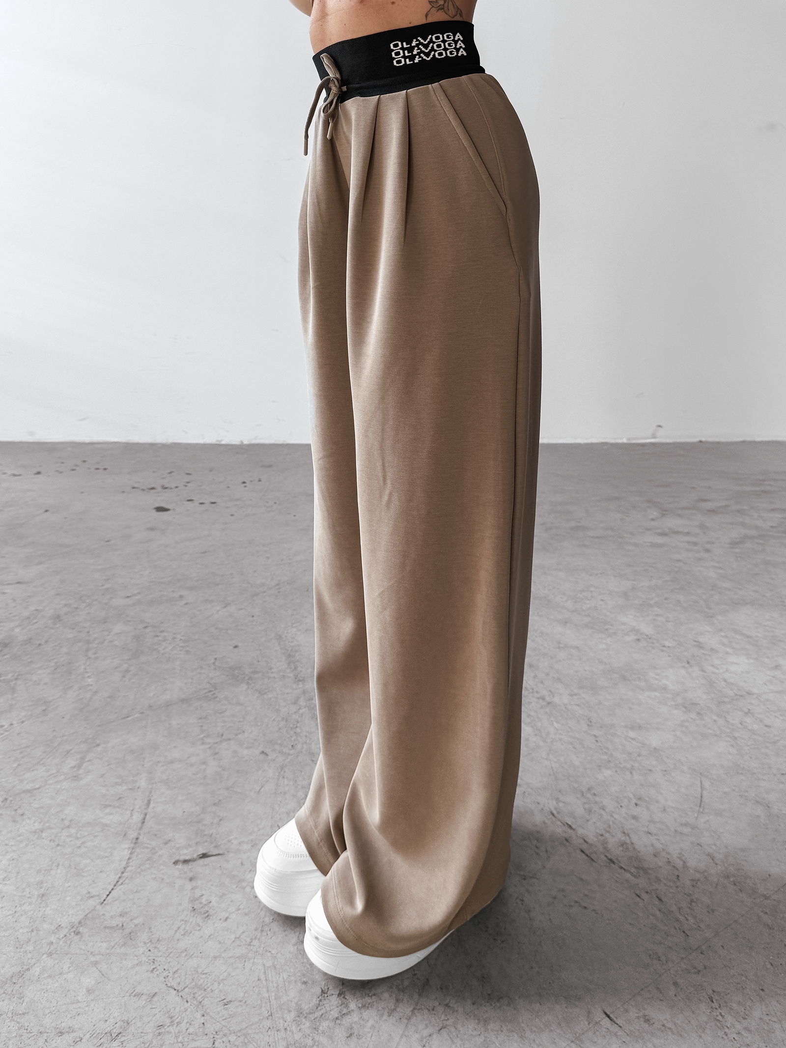 Spodnie z wysokim stanem XAUS OLAVOGA beżowe Spodnie z wysokim stanem XAUS OLAVOGA beżowe