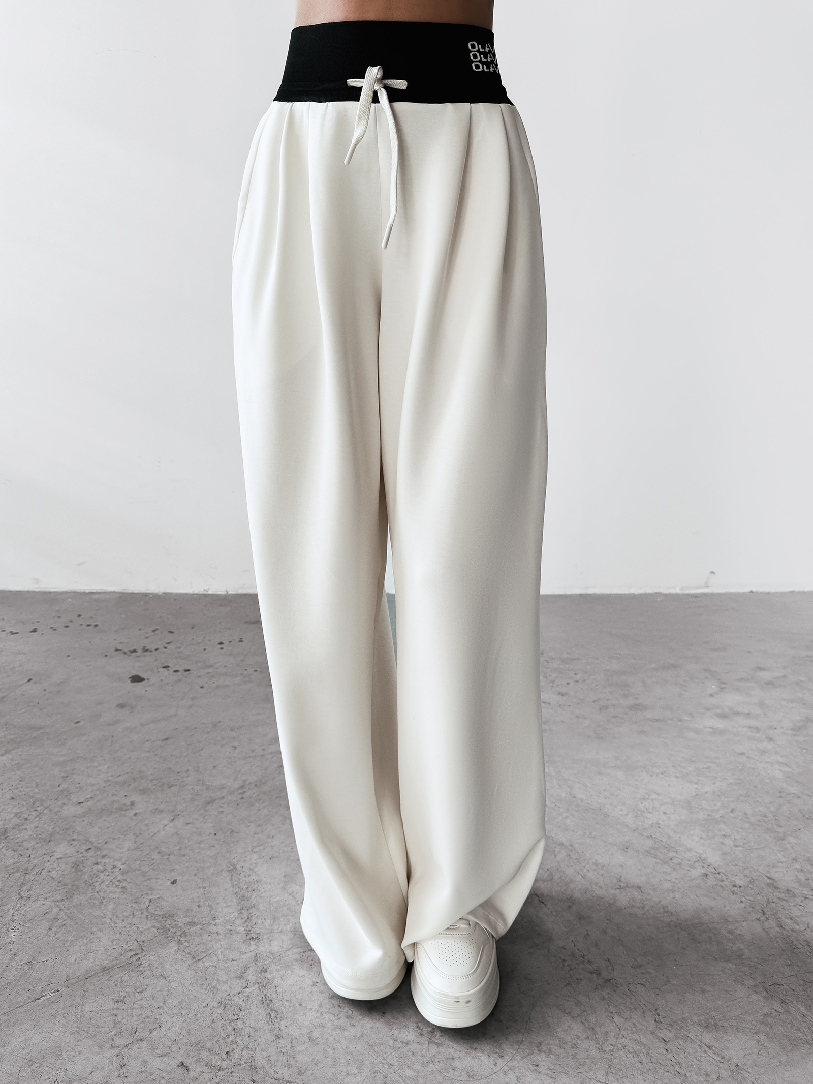 Spodnie z wysokim stanem XAUS OLAVOGA ecru Spodnie z wysokim stanem XAUS OLAVOGA ecru