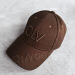 Czapka z daszkiem UNFAIR OLAVOGA brązowa