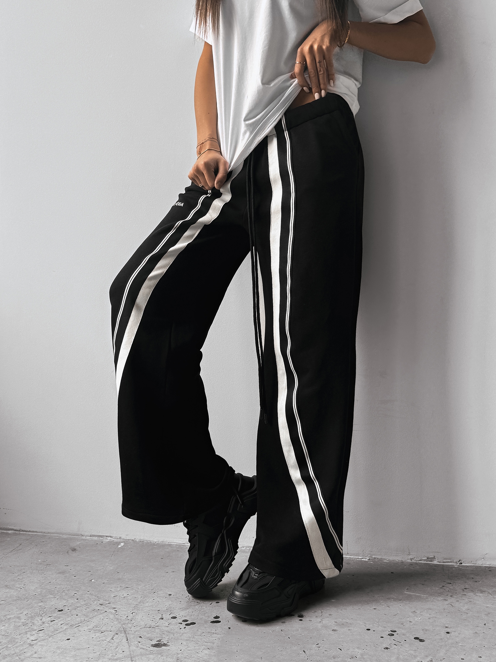 Spodnie damskie z lampasami SIIA OLAVOGA czarne Spodnie damskie z lampasami SIIA OLAVOGA czarne