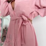 Sukienka koszulowa gładka Elva pudrowa