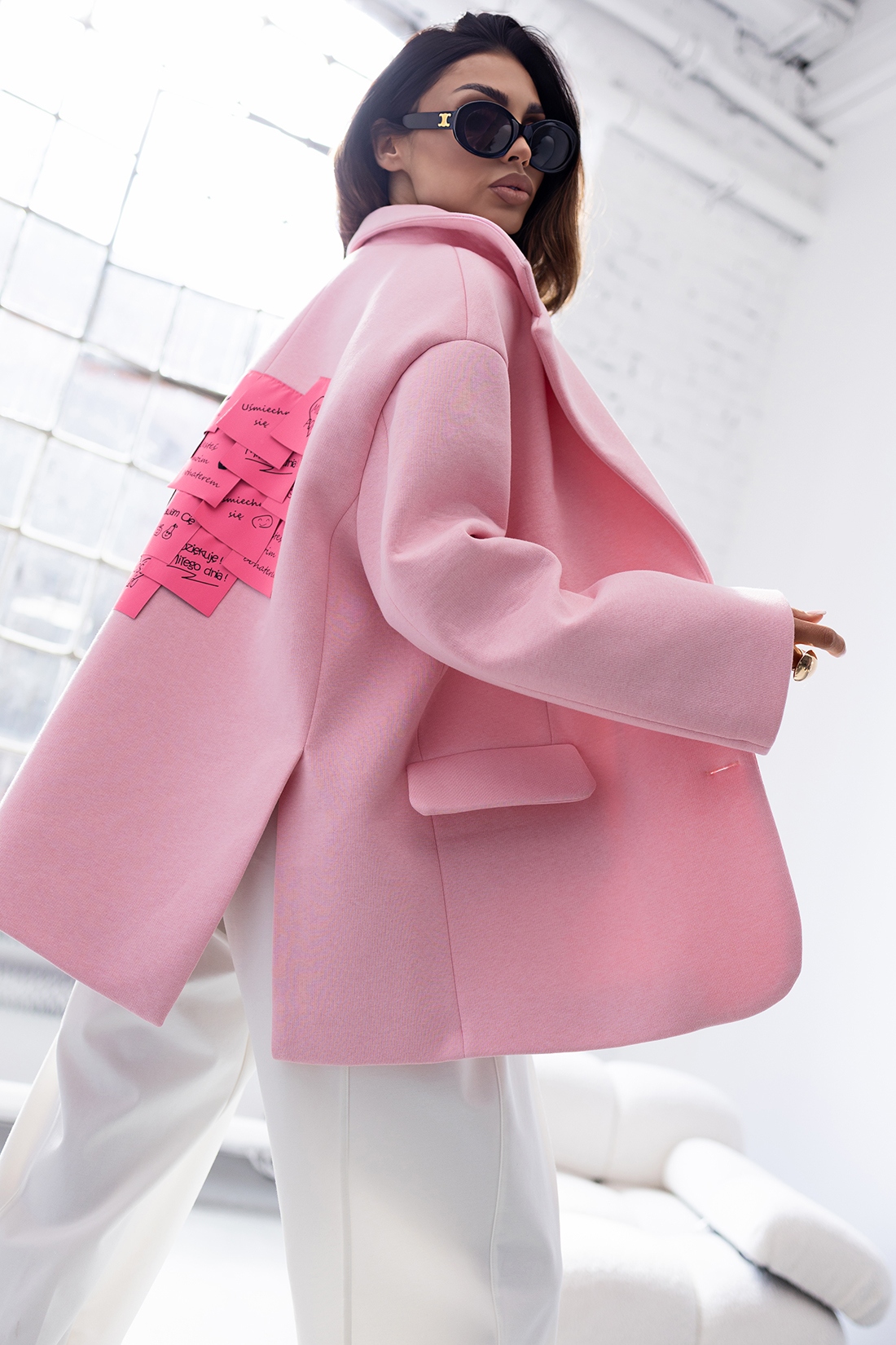 Marynarka oversize z aplikacją MC SMILE pudrowa-puder