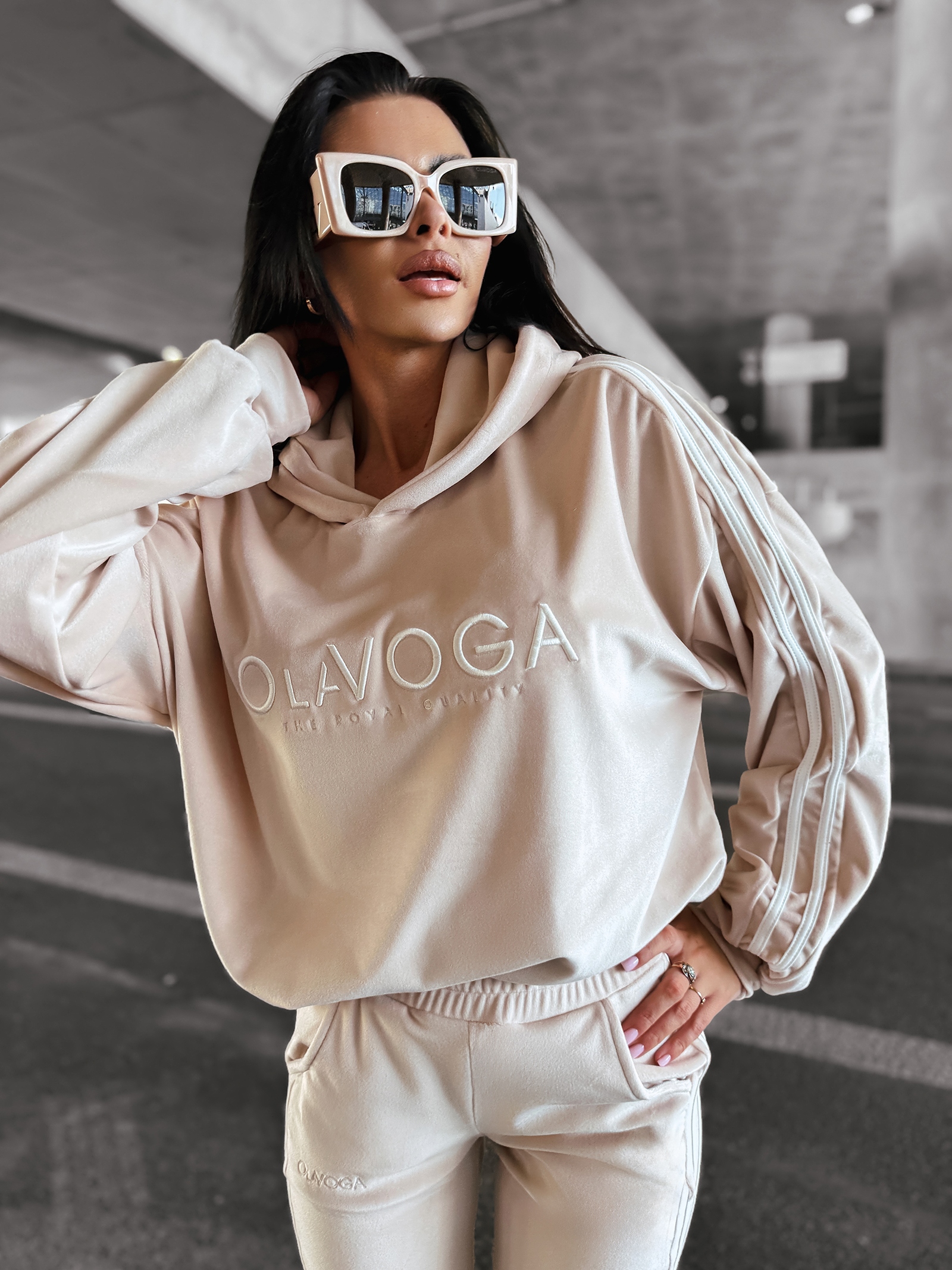 Komplet damski welurowy HANDY OLAVOGA beżowy Komplet damski welurowy HANDY OLAVOGA beżowy