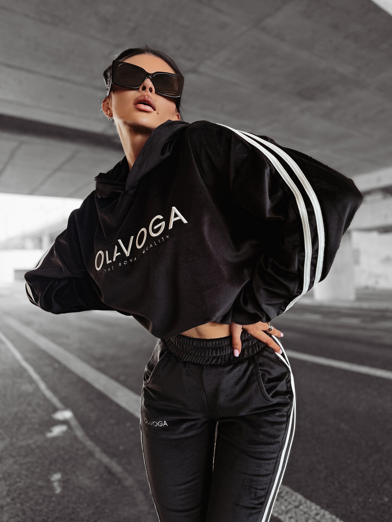 Komplet damski welurowy HANDY OLAVOGA czarny