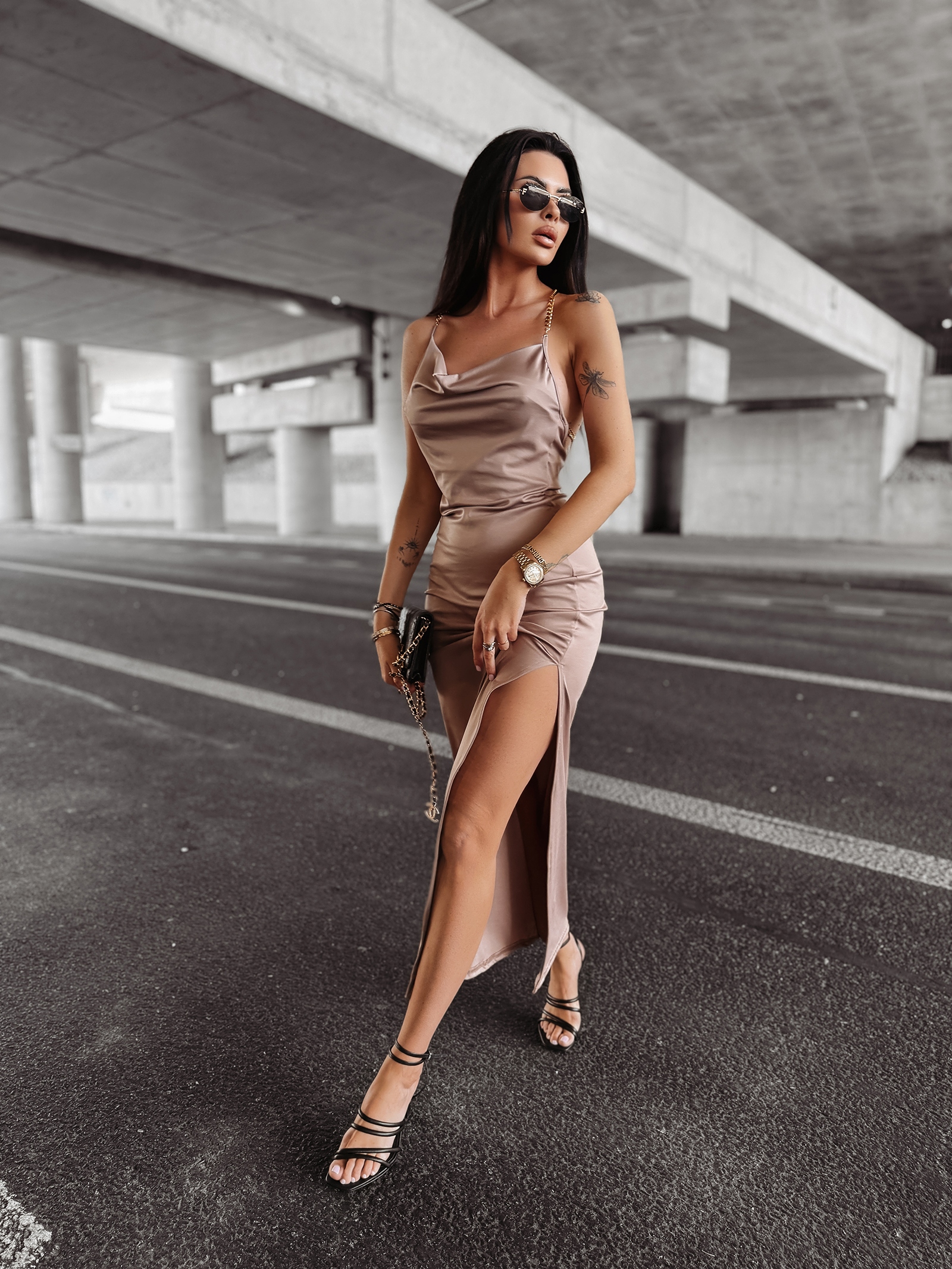 Sukienka maxi dopasowana MUZA OLAVOGA beżowa