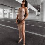 Sukienka maxi dopasowana MUZA OLAVOGA beżowa