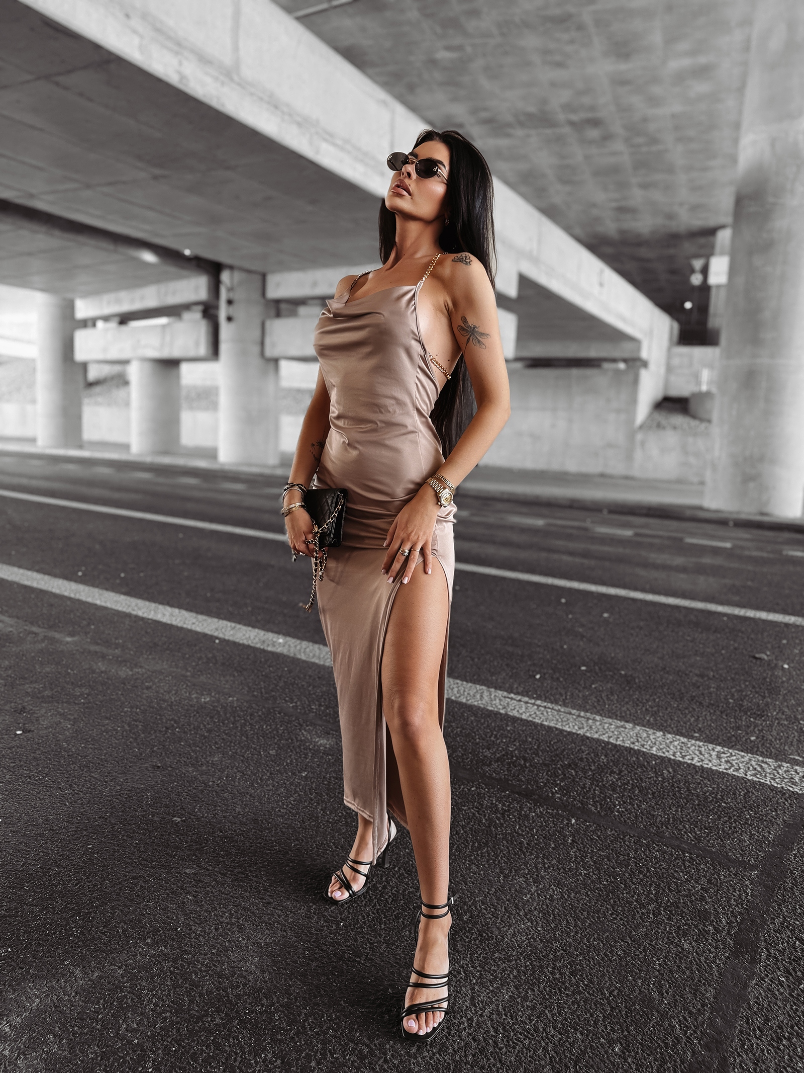 Sukienka maxi dopasowana MUZA OLAVOGA beżowa Sukienka maxi dopasowana MUZA OLAVOGA beżowa