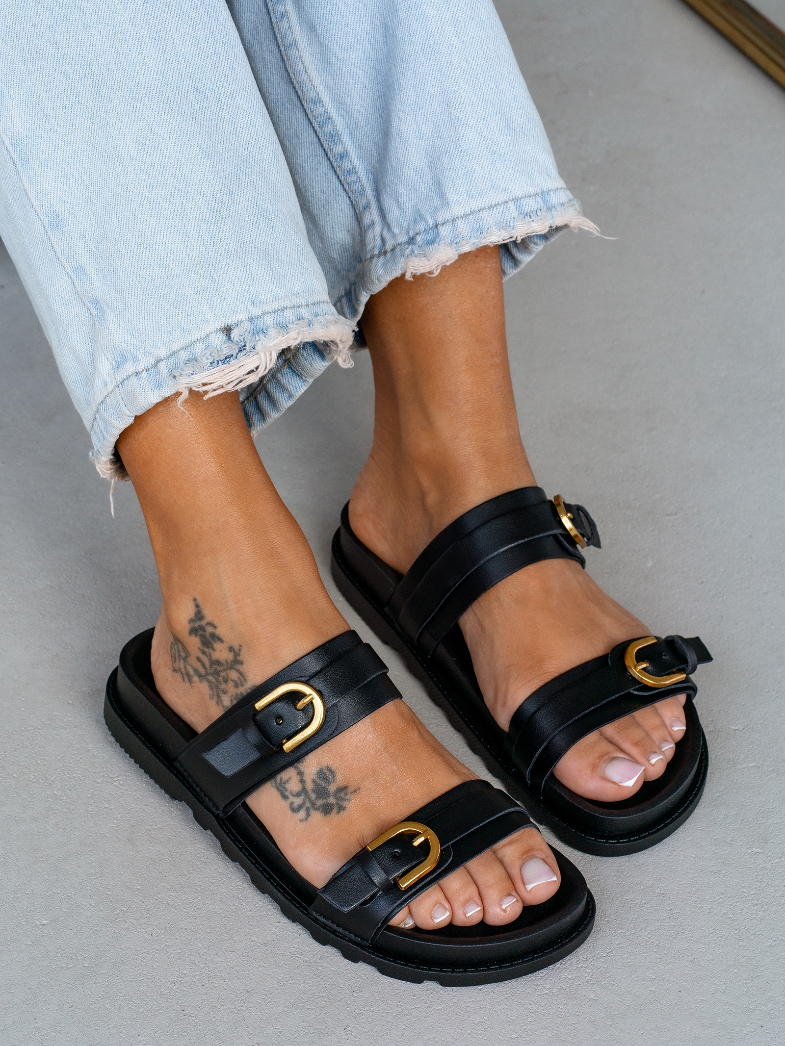 Klapki profilowane Madam Trop czarne Klapki profilowane Madam Trop czarne