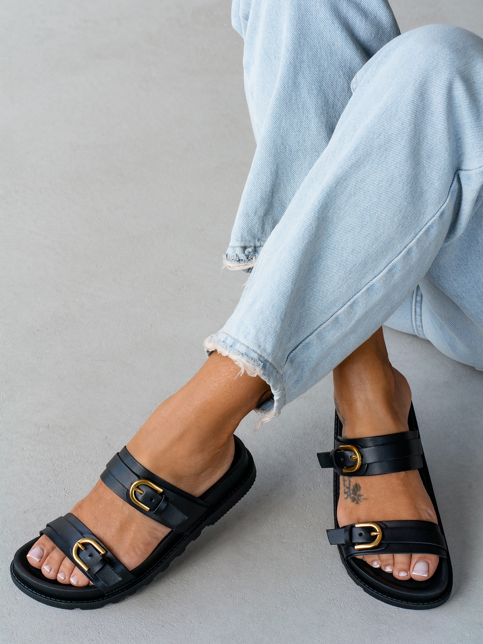 Klapki profilowane Madam Trop czarne Klapki profilowane Madam Trop czarne