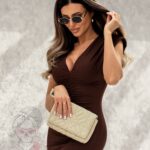 Sukienka prążkowana z marszczeniami Tokro brązowa