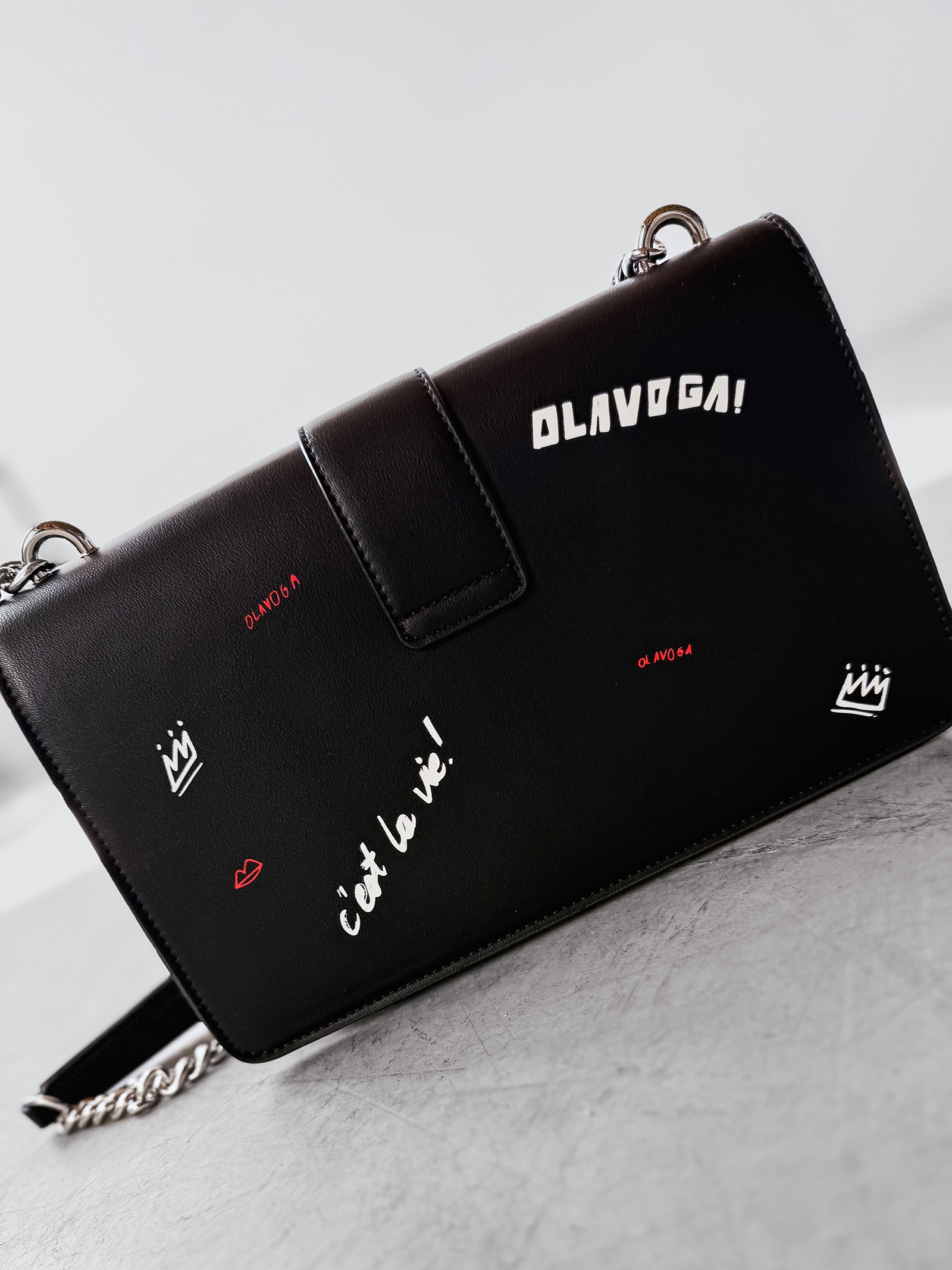 Torebka skórzana graffiti logowana SKETCH OLAVOGA czarna Torebka skórzana graffiti logowana SKETCH OLAVOGA czarna