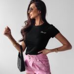 T-shirt z minimalistycznym logo SIMPLYBY OLAVOGA czarny