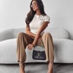 T-shirt z minimalistycznym logo SIMPLYBY OLAVOGA ecru