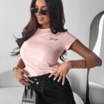 T-shirt z minimalistycznym logo SIMPLYBY OLAVOGA pudrowy róż