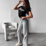 T-shirt damski z brokatowym logo LUXE OLAVOGA czarny