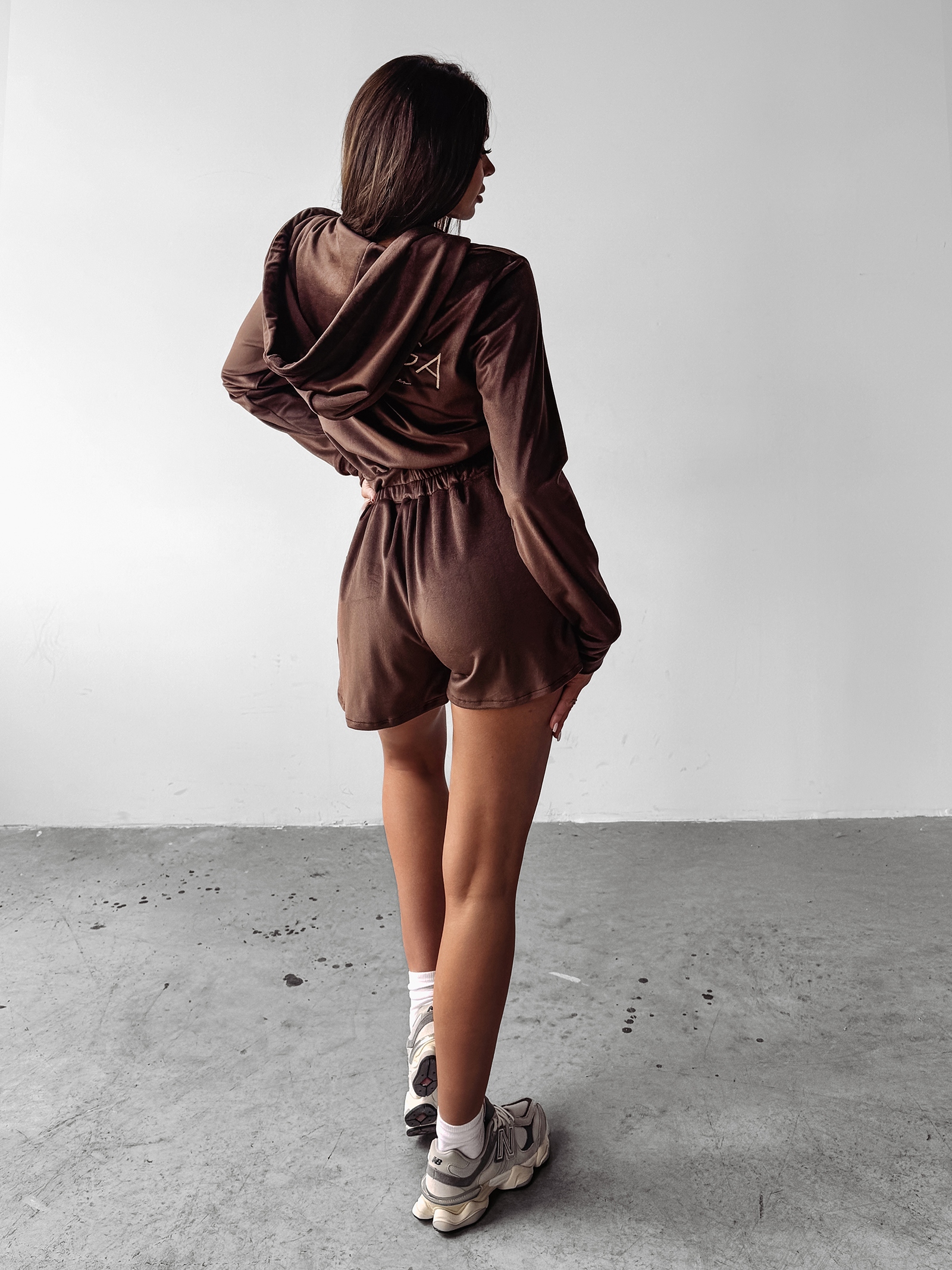 Kombinezon welurowy NOCTURNE OLAVOGA brązowy