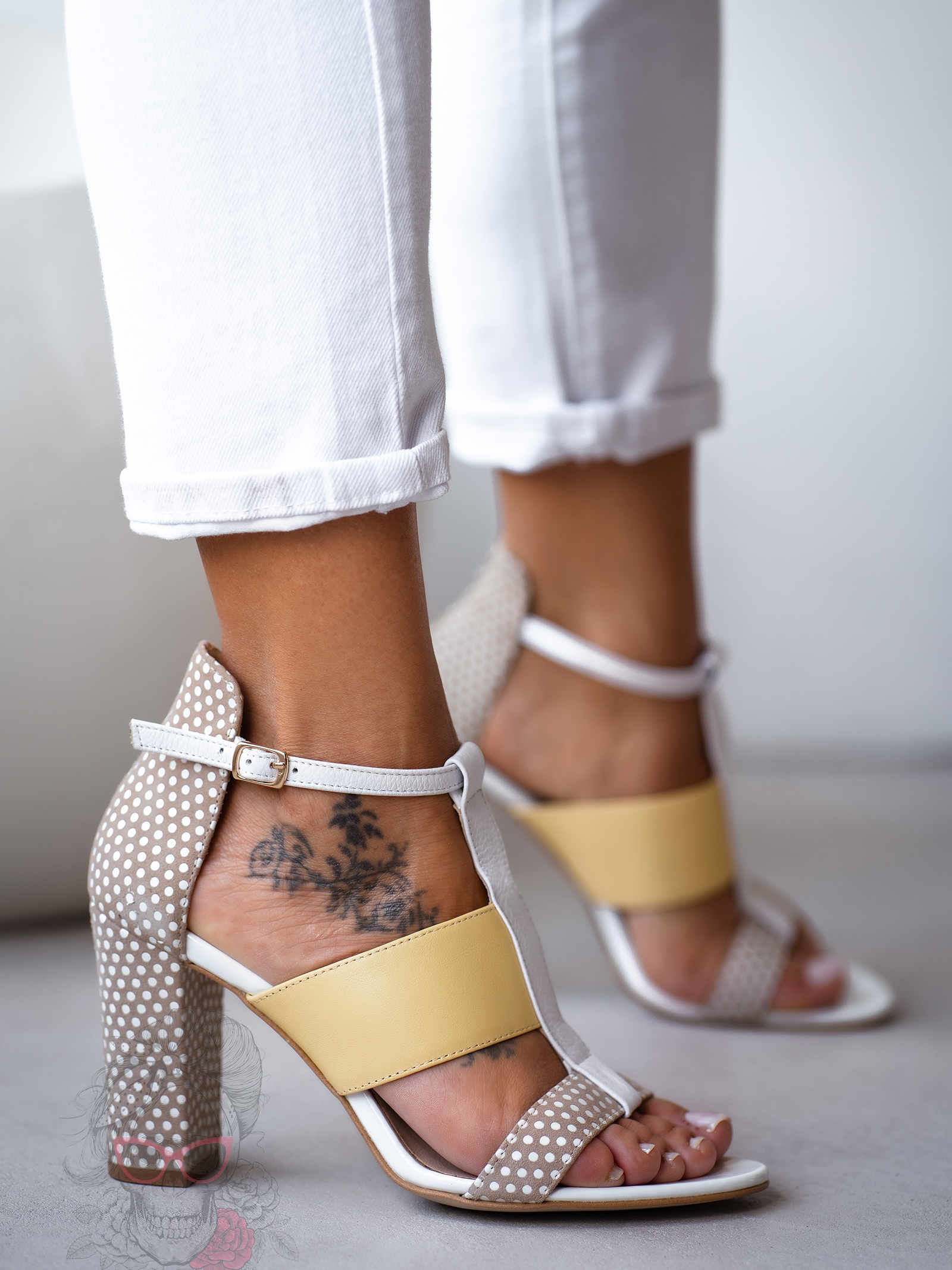Sandały na słupku Madam Dots białe