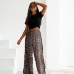 Spodnie z wyższym stanem dzwony NAVEEN OLAVOGA panterka