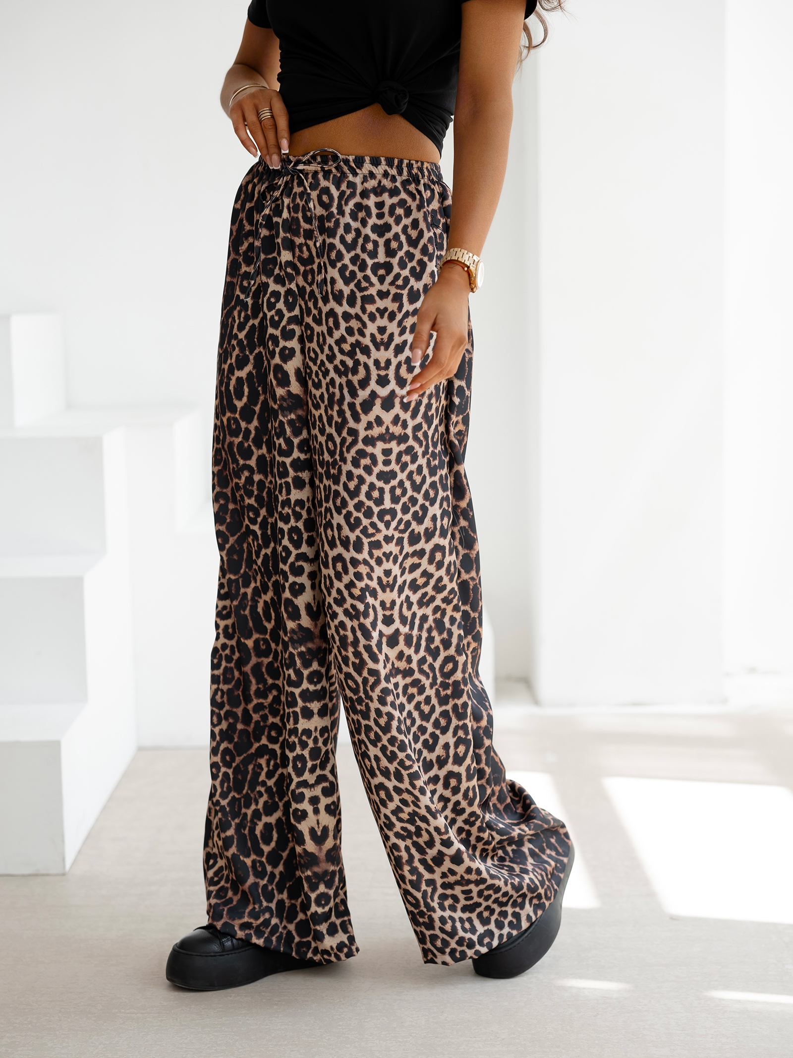 Spodnie z wyższym stanem dzwony NAVEEN OLAVOGA panterka