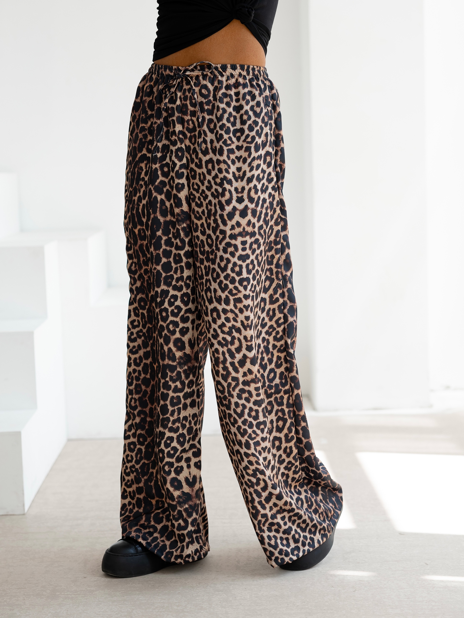 Spodnie z wyższym stanem dzwony NAVEEN OLAVOGA panterka