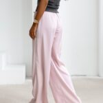 Spodnie z wyższym stanem dzwony NAVEEN OLAVOGA pudrowy róż