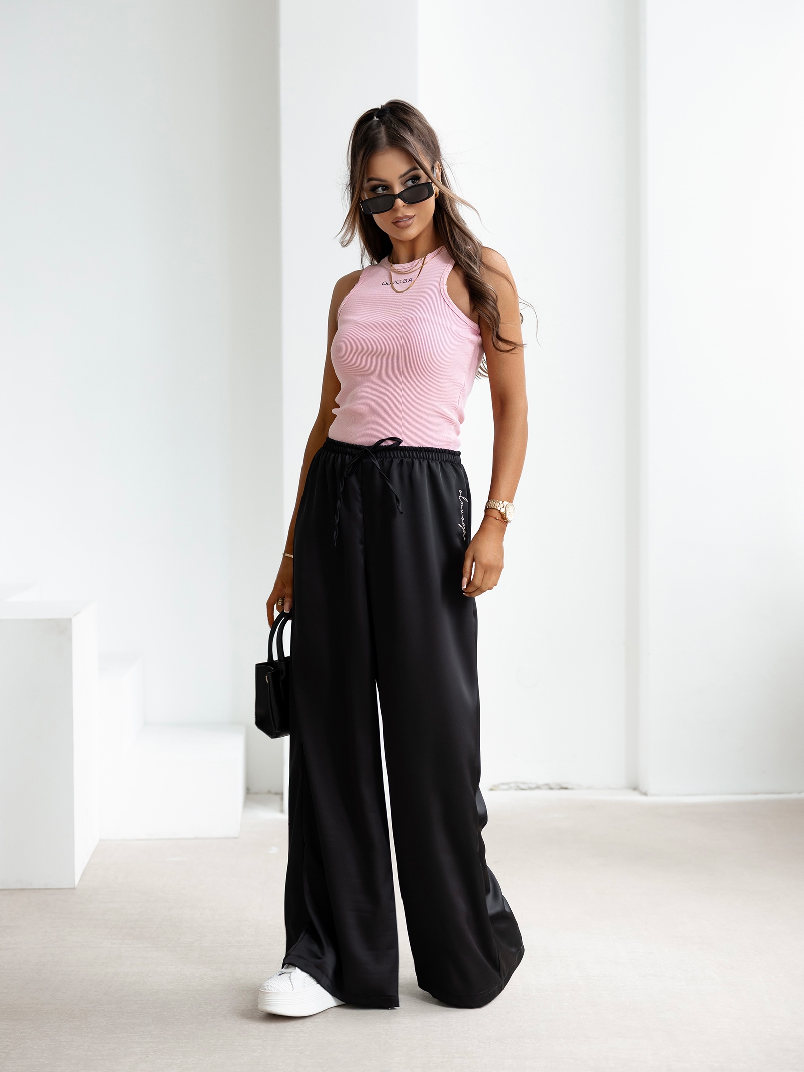 Spodnie z wyższym stanem dzwony NAVEEN OLAVOGA czarne