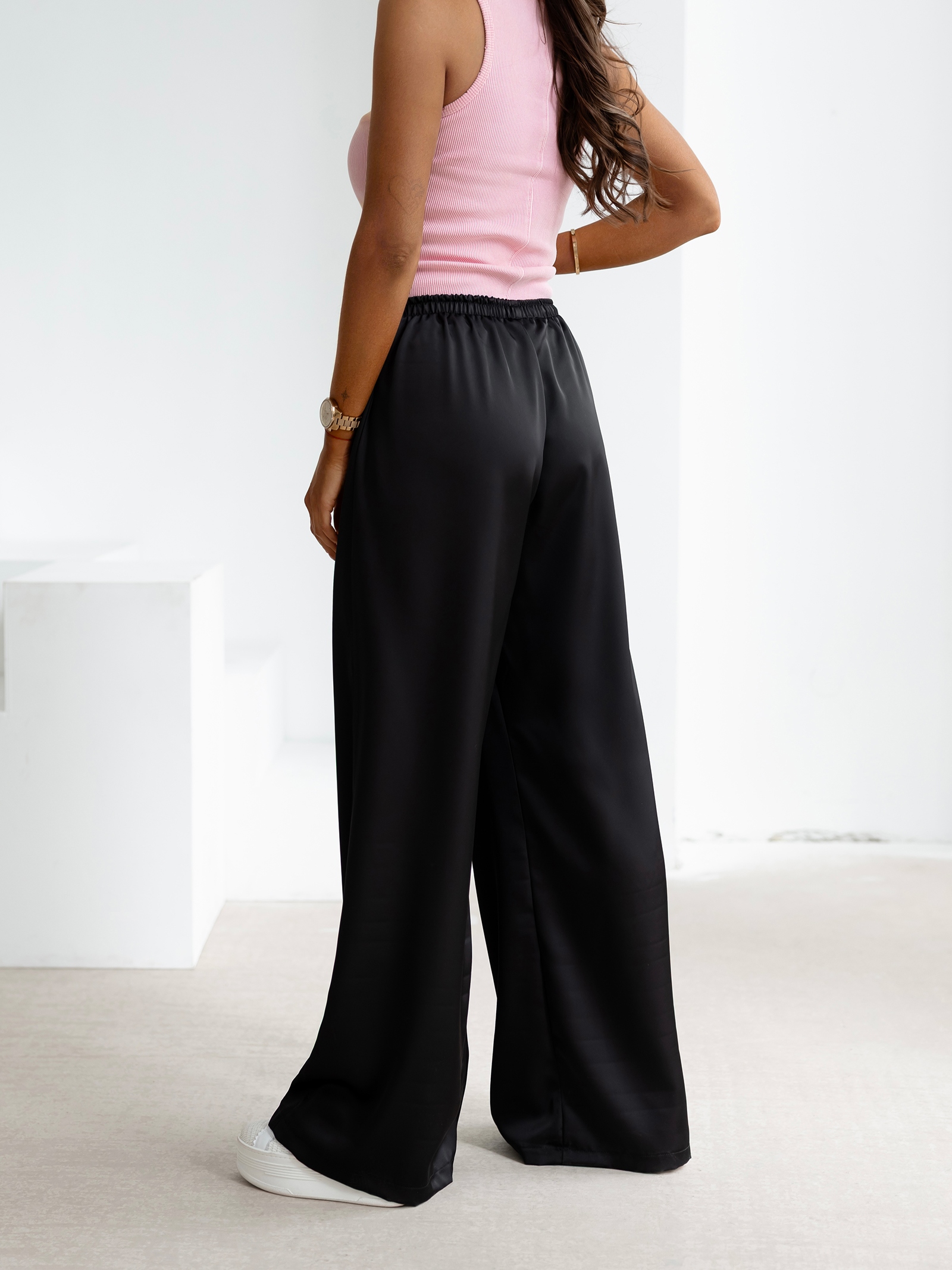 Spodnie z wyższym stanem dzwony NAVEEN OLAVOGA czarne Spodnie z wyższym stanem dzwony NAVEEN OLAVOGA czarne