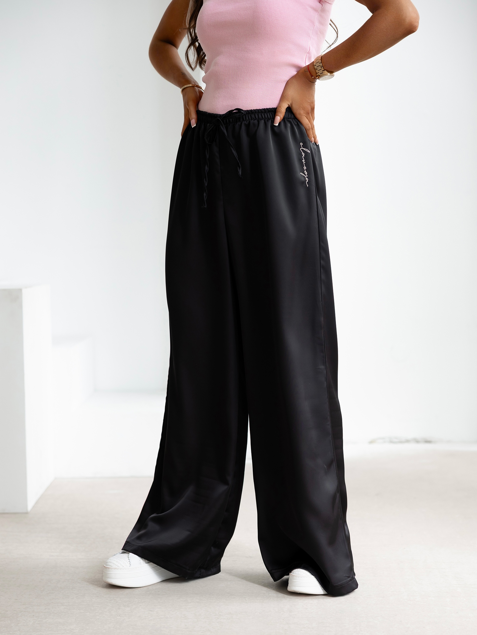 Spodnie z wyższym stanem dzwony NAVEEN OLAVOGA czarne Spodnie z wyższym stanem dzwony NAVEEN OLAVOGA czarne