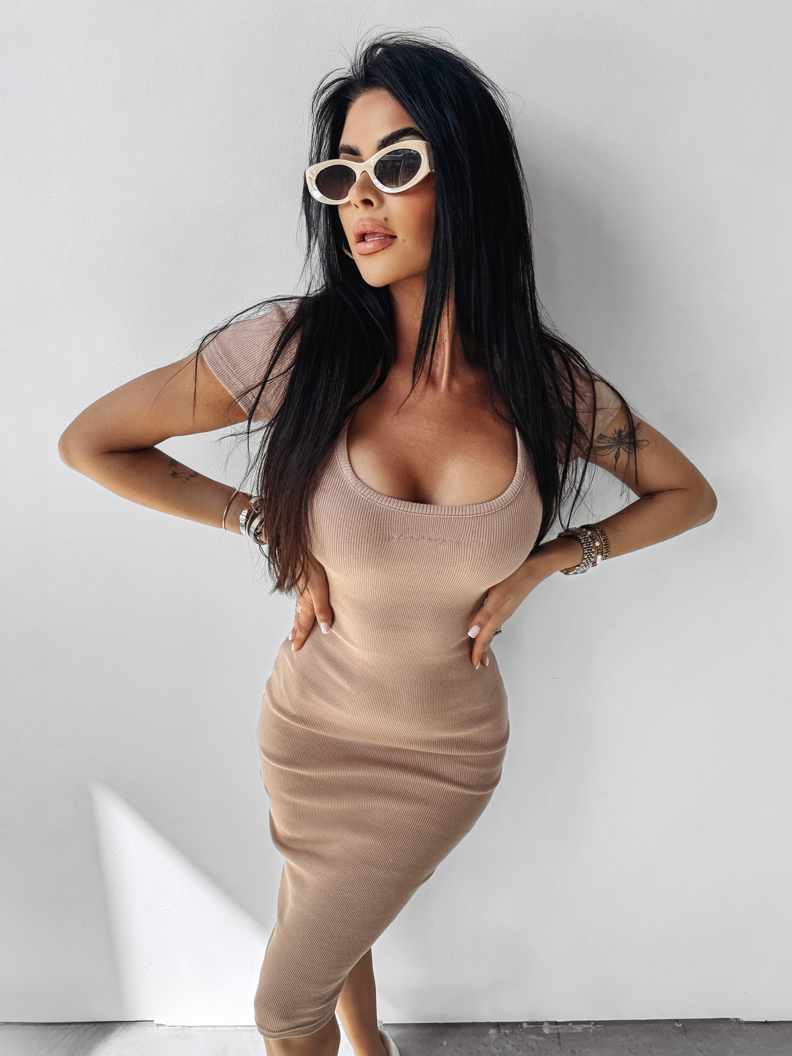 Sukienka prążkowana MELODY OLAVOGA beżowa Sukienka prążkowana MELODY OLAVOGA beżowa