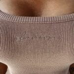 Sukienka prążkowana MELODY OLAVOGA beżowa