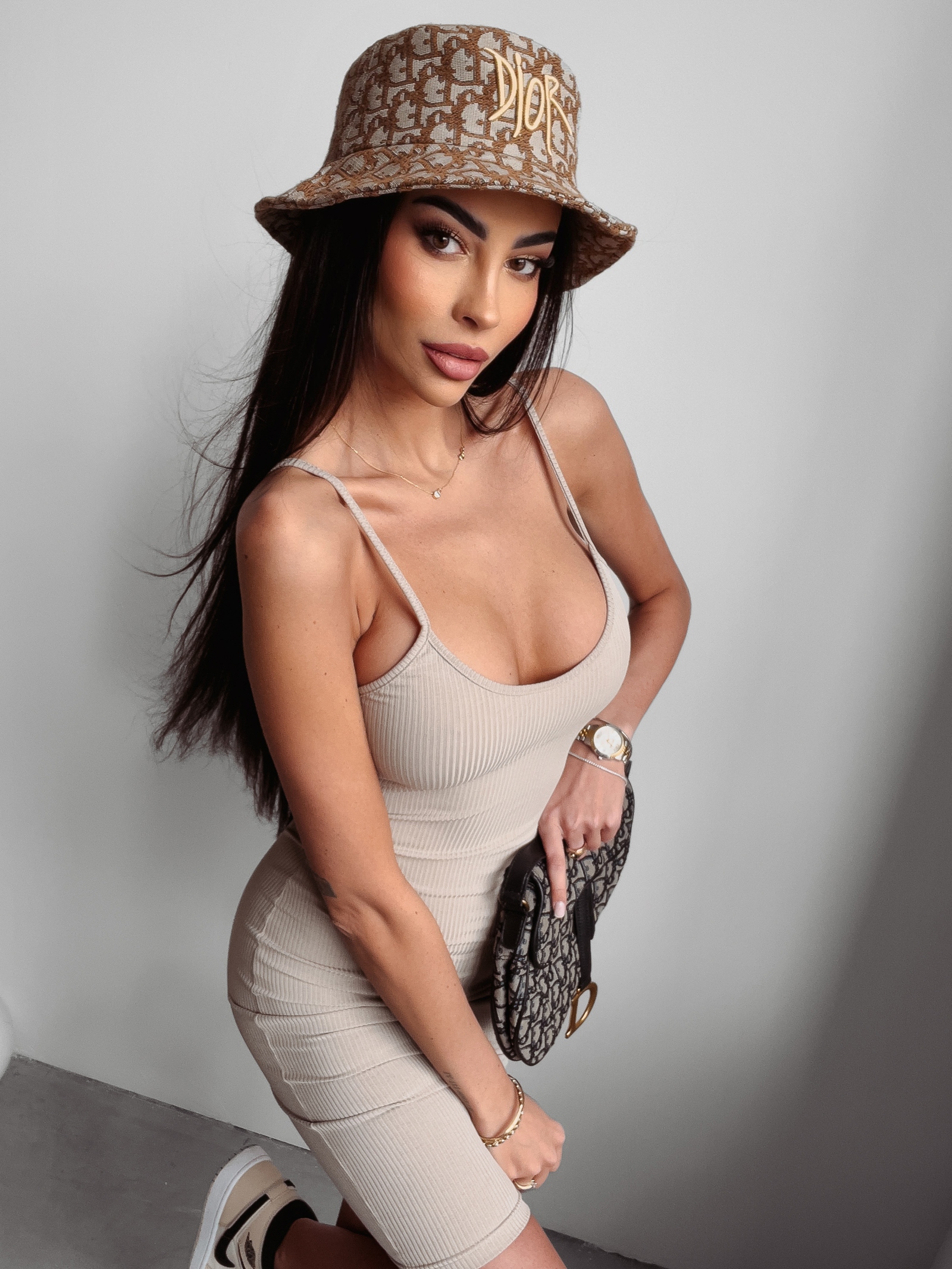 Sukienka dopasowana ABBIE OLAVOGA beżowa Sukienka dopasowana ABBIE OLAVOGA beżowa