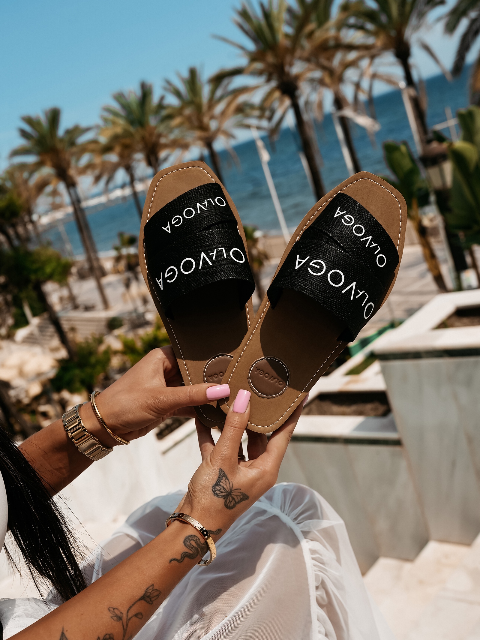 Klapki damskie z logowanymi paskami EARTH OLAVOGA czarne Klapki damskie z logowanymi paskami EARTH OLAVOGA czarne