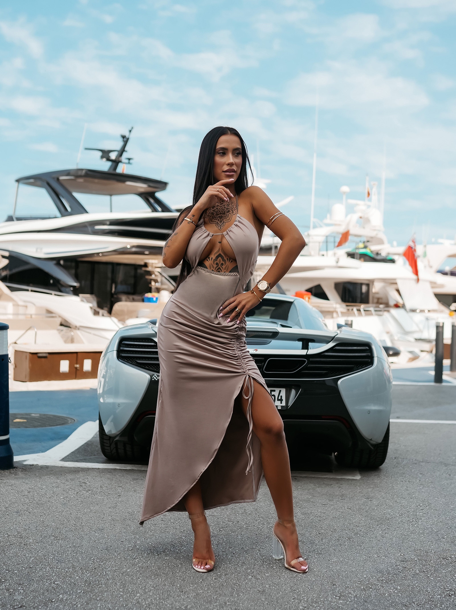 Sukienka maxi z wycięciem JOWISZ OLAVOGA beżowa