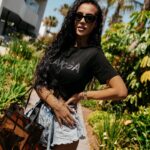 T-shirt z napisem cekinowym VITAL OLAVOGA czarny