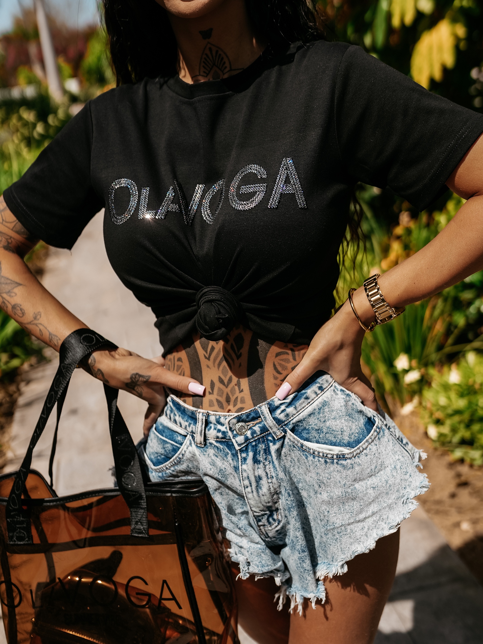 T-shirt z napisem cekinowym VITAL OLAVOGA czarny T-shirt z napisem cekinowym VITAL OLAVOGA czarny